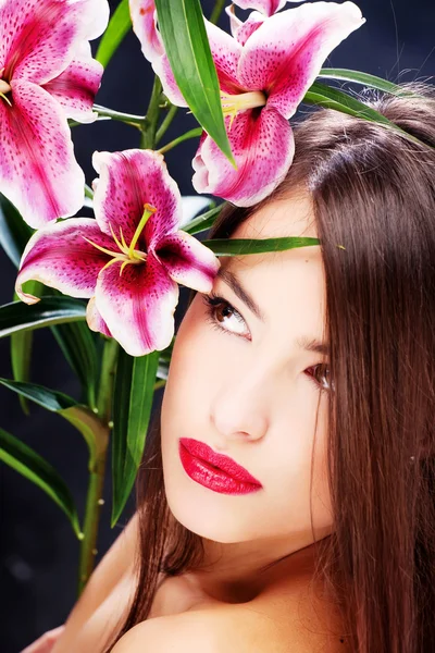 Vrouw met oosterse bloemen — Stockfoto