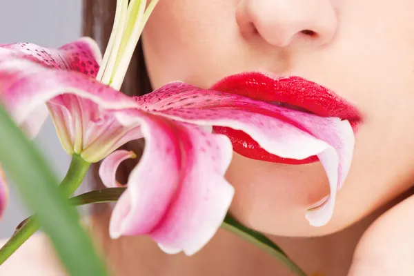Los labios de la mujer y flor oriental —  Fotos de Stock