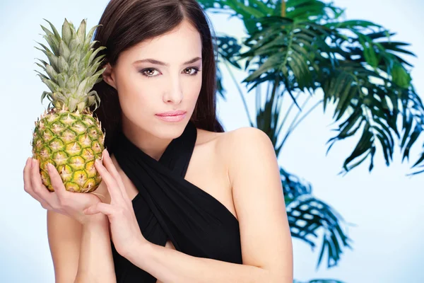 Donna con ananas in mano — Foto Stock