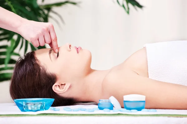 Soins de massage du front dans le salon de spa — Photo