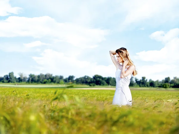 Woman at wheat field on sunny day — Stock Photo, Image