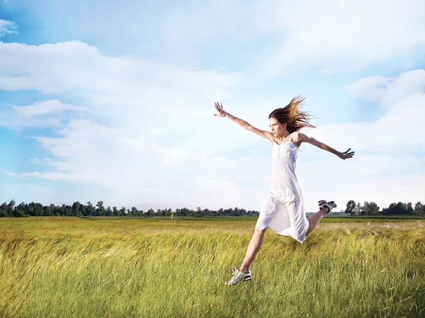 Mujer corriendo a través del campo —  Fotos de Stock