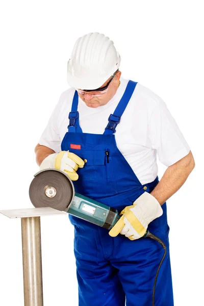 Un trabajador moliendo un trozo de hierro — Foto de Stock