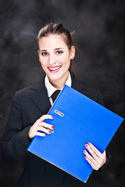Glimlachte zakenvrouw met bestanden — Stockfoto