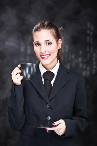 Mulher segurando xícara preta de café — Fotografia de Stock