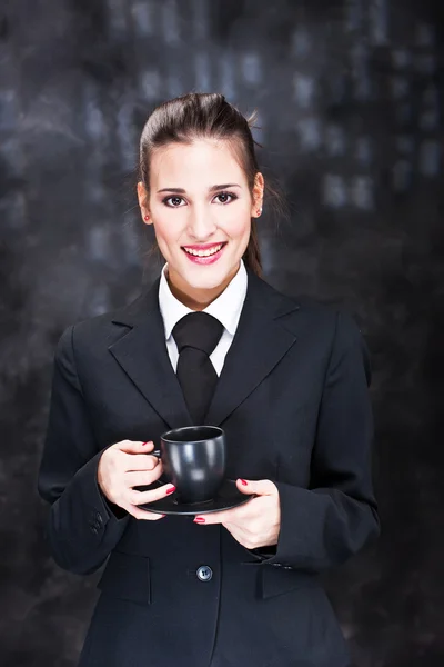 Mujer sosteniendo taza de café — Foto de Stock