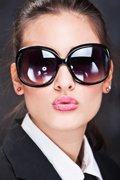 Menina com grandes óculos de sol enviando beijo — Fotografia de Stock