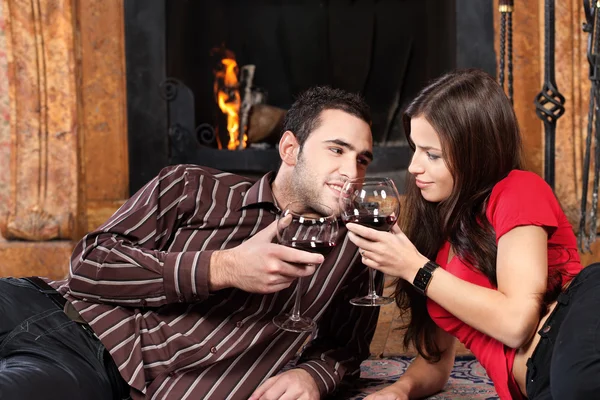 Paar in der Nähe von Kamin mit Glas Wein — Stockfoto