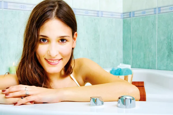 Mujer en la bañera — Foto de Stock