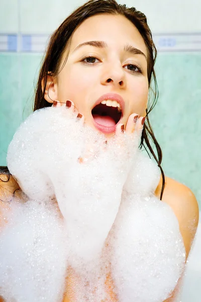 Close-up van een in badkuip met schuim — Stockfoto