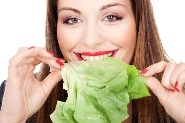 Mulher comendo salada verde — Fotografia de Stock