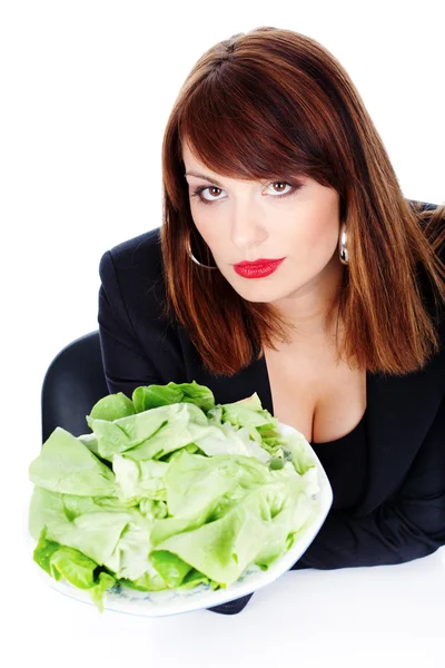 Vrouw biedt groene salade — Stockfoto