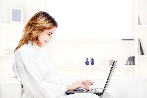 Tonåring flicka hemma med laptop — Stockfoto