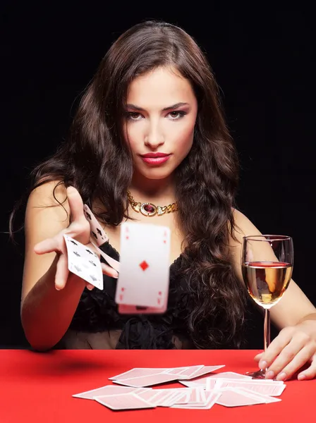 Frau zockt auf rotem Tisch — Stockfoto