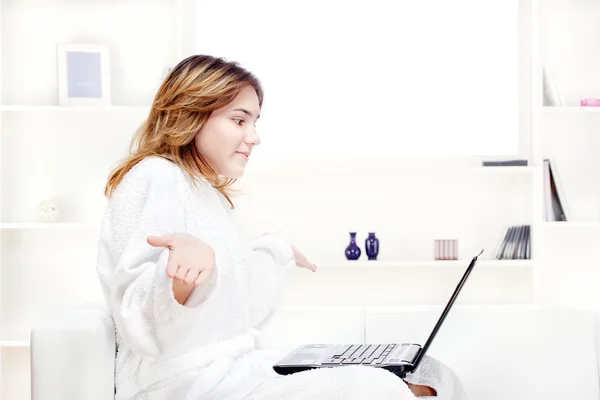 Adolescent fille à la maison dans peignoir bavarder sur ordinateur — Photo
