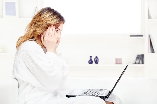 十几岁的女孩在家中在计算机上聊天的浴袍 — 图库照片
