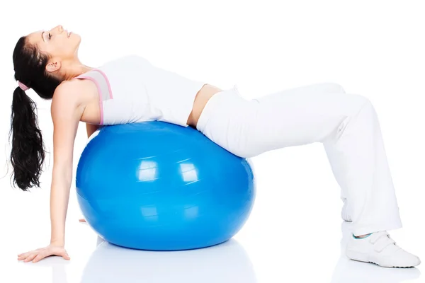 Žena leží na zádech na míč pilates — Stock fotografie