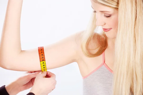 Measure tape around arm — Stock Photo, Image