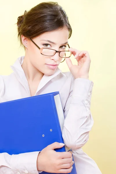 Γραμματέας με γυαλιά που κρατά αρχείο — Φωτογραφία Αρχείου