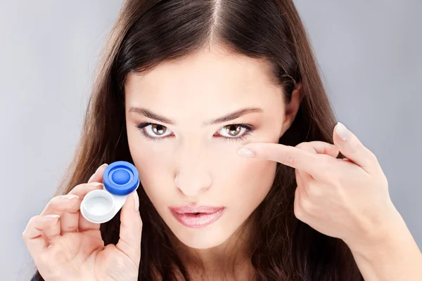 Vrouw heb contact lens op haar vinger — Stockfoto