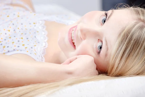Ładny blond dziewczynka na poduszkę — Zdjęcie stockowe