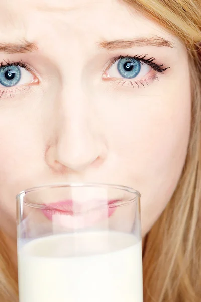 Meisje hou niet van om melk te drinken — Stockfoto