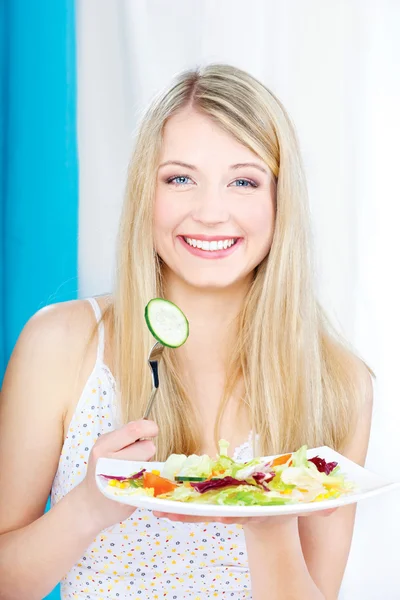 Salada em garfo e prato — Fotografia de Stock