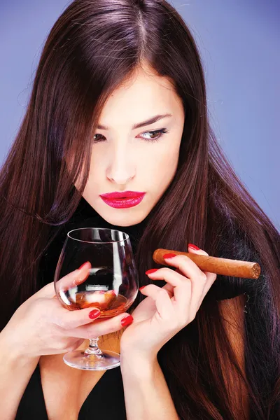 Vrouw en sigaar — Stockfoto