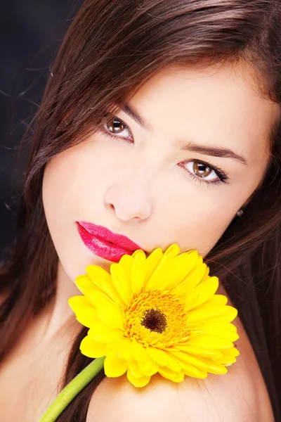 Yellow daisy on woman's shoulder — Stock Photo, Image