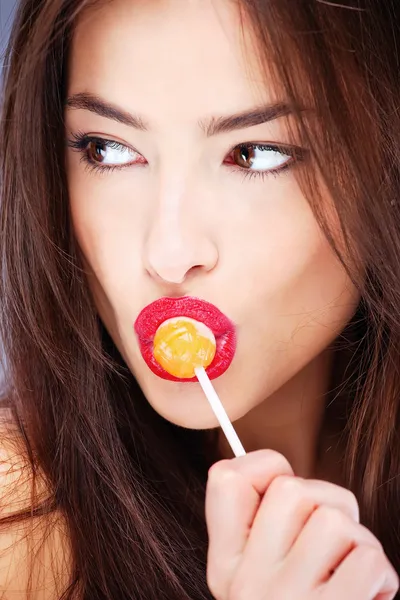 Lollipop i hennes mun — Stockfoto