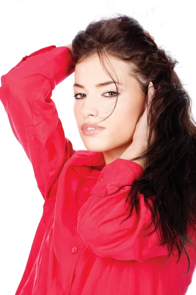 그녀의 검은 머리에 손으로 빨간 셔츠에 있는 여자 — 스톡 사진