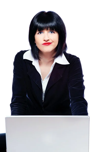 Kvinnan bakom laptop undrande — Stockfoto