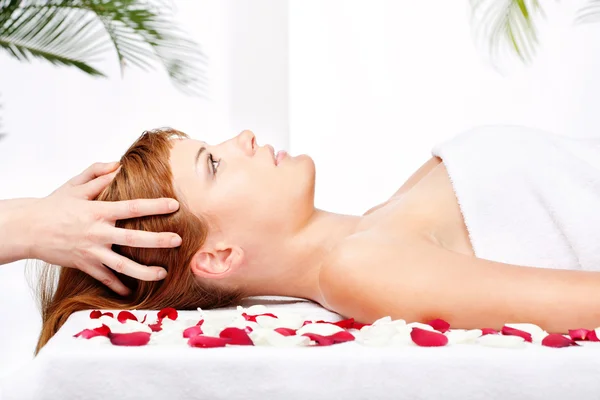 Woman on head massage treatment in salon — Stock Photo, Image