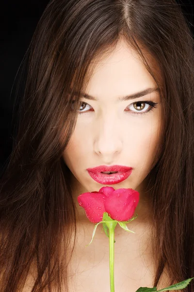 Vrouw en rode rose — Stockfoto
