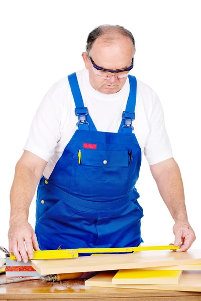 Trabalhador que mede o painel, placas — Fotografia de Stock