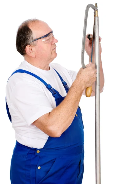 Pracownik rozbioru śrubę na metalowej rury — Zdjęcie stockowe