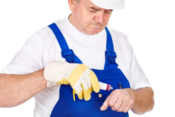 Trabajador de mediana edad poniendo crema en su herida —  Fotos de Stock