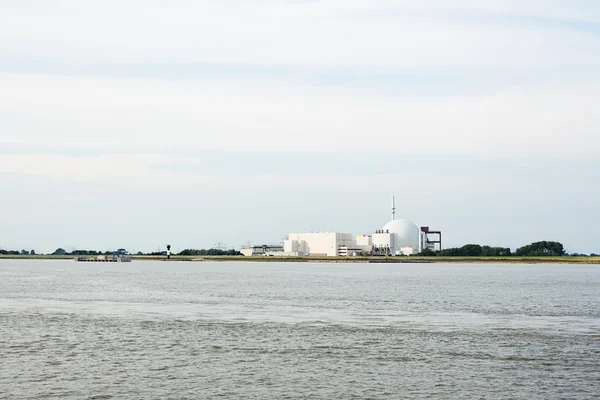 Nehri yakınında nükleer santral — Stok fotoğraf