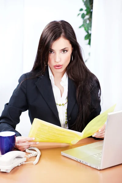 Förvånad business kvinna läser filer — Stockfoto