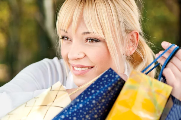 Blond met shopping tassen — Stockfoto