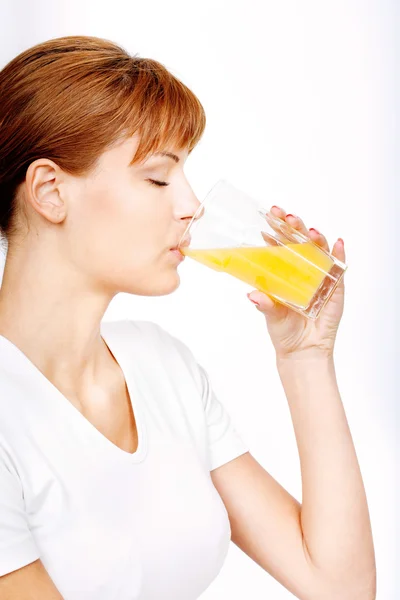 Γυναίκα ποτό χυμό πορτοκάλι — Φωτογραφία Αρχείου