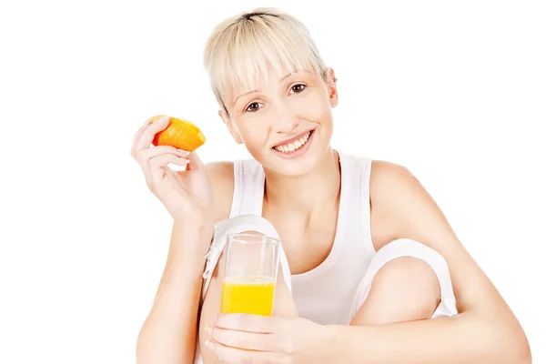 Ευτυχισμένη γυναίκα με φρέσκο χυμό πορτοκάλι — Φωτογραφία Αρχείου