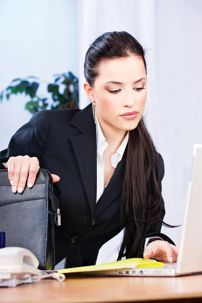 Kvinna som arbetar på anteckningsboken i office — Stockfoto
