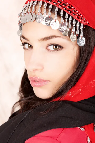 Mooie jonge vrouw cover met rode sjaal — Stockfoto