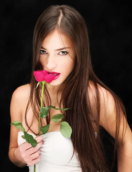 Frau mit feuchter roter Rose — Stockfoto
