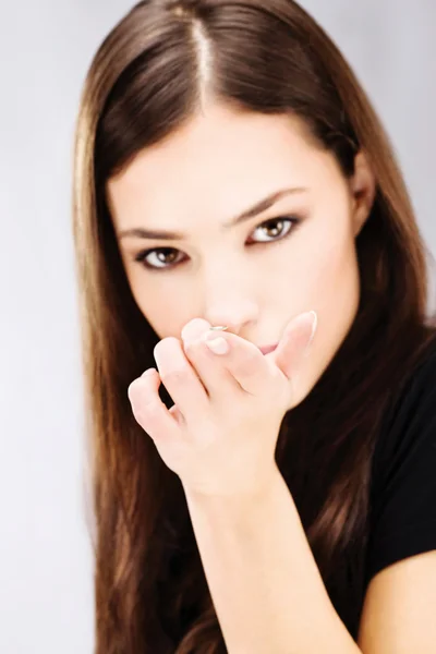 Kobieta trzyma soczewek kontaktowych na palec — Zdjęcie stockowe
