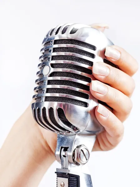 Μεγάλη ρετρό μικρόφωνο στο χέρι της γυναίκας — Φωτογραφία Αρχείου