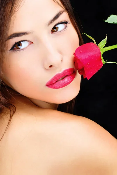 Rosa roja cerca de labios y hombro desnudo —  Fotos de Stock