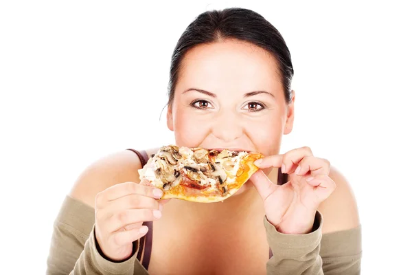 Pummeliges Mädchen und ein Stück Pizza — Stockfoto
