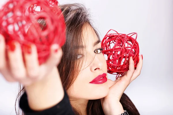 Mujer sosteniendo dos bolas rojas —  Fotos de Stock